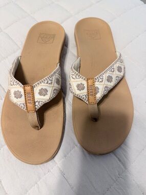 Reef Women's Tan and White Patterned Fabric Thong Sandals